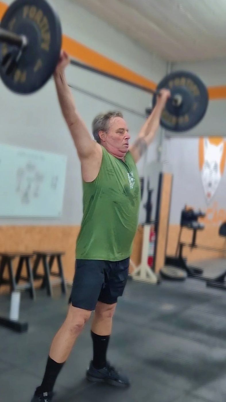 Adulto 60+ treinando força e levantamento com barra no studio Chácara Santo Antônio