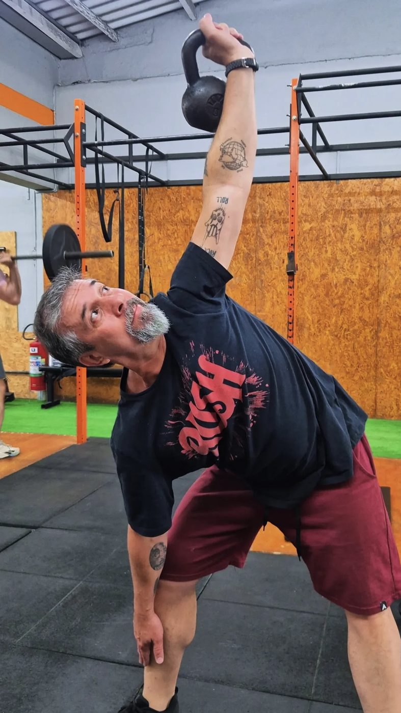 Exercício de mobilidade com kettlebell e prevenção de lesões para adultos 60+ e 80+