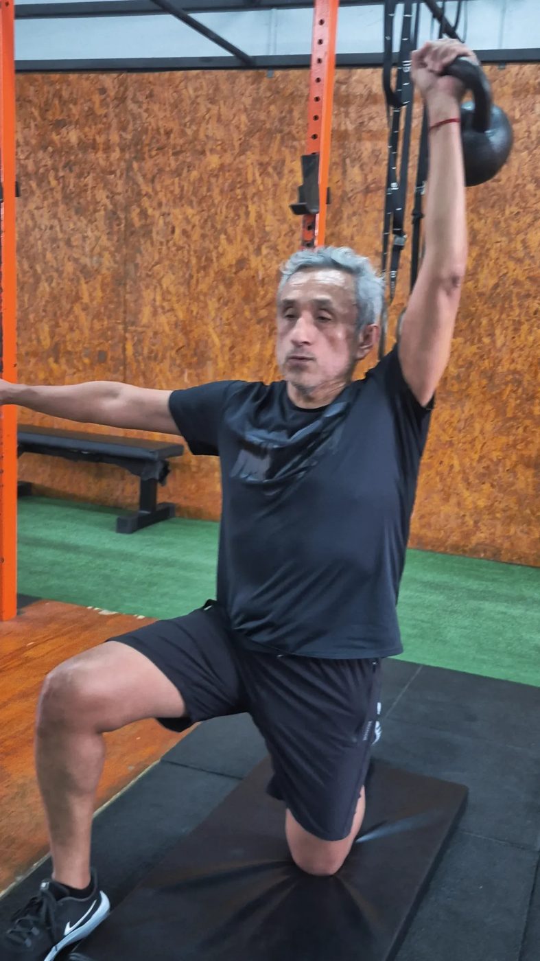 Treino funcional com kettlebell e foco em mobilidade para adultos com acompanhamento próximo
